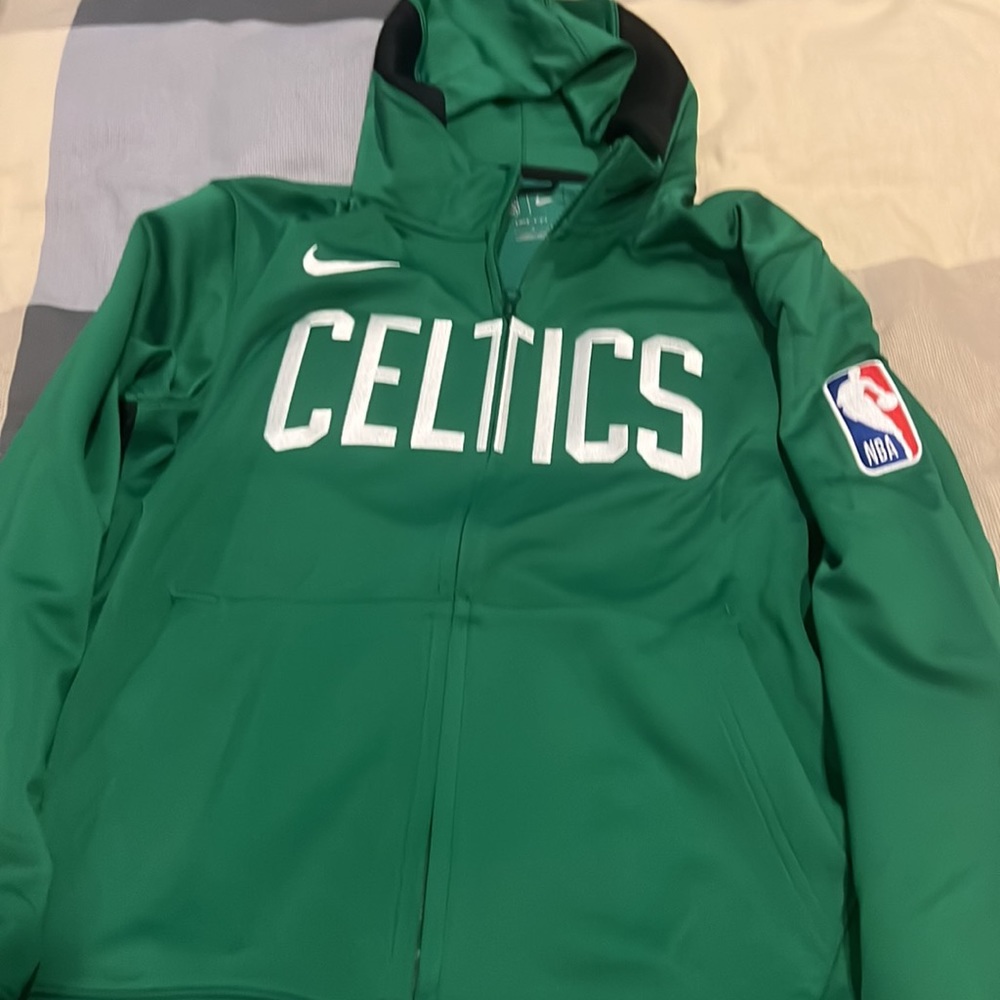 Boston Celtics dri fit Embroidered hoodie, Nike size L